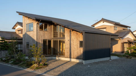 青森・越屋根のある自然素材の家